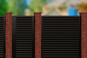 Заборы с кирпичными столбами